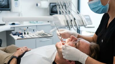 Реставрация зубов: виды и отличия от пломбы