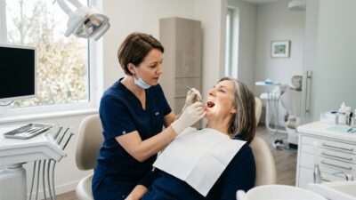 Имплант шатается: почему так бывает и что с этим делать