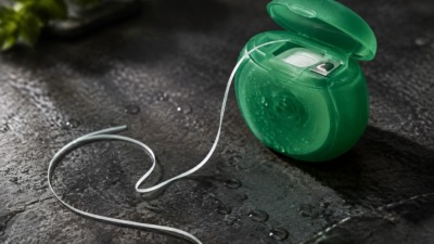 Нить застревает и рвётся между зубами: о чём это говорит